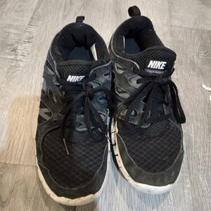Boys nike runners size 7y
